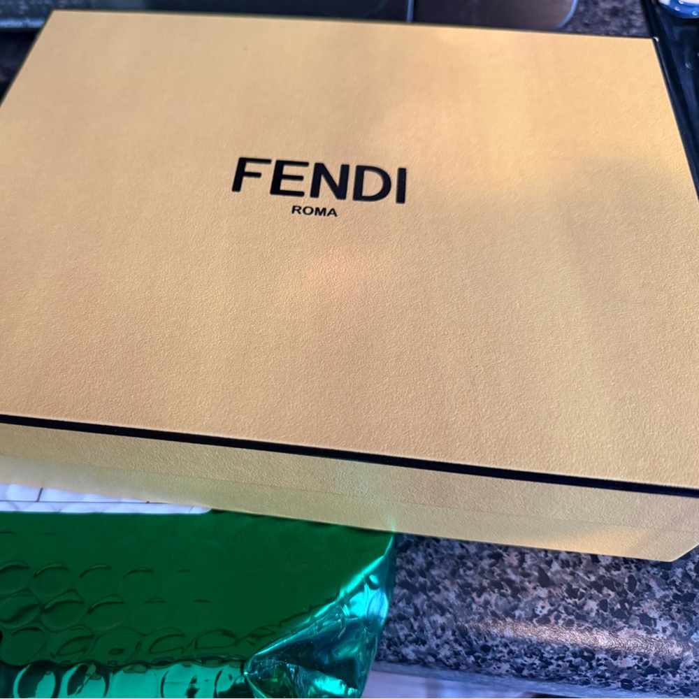 *Beautiful* Fendi - Selleria Peekaboo Long Wallet - Picture 13 of 13